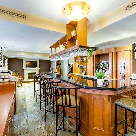 Monte Carlo Inn Oakville Suites Екстериор снимка