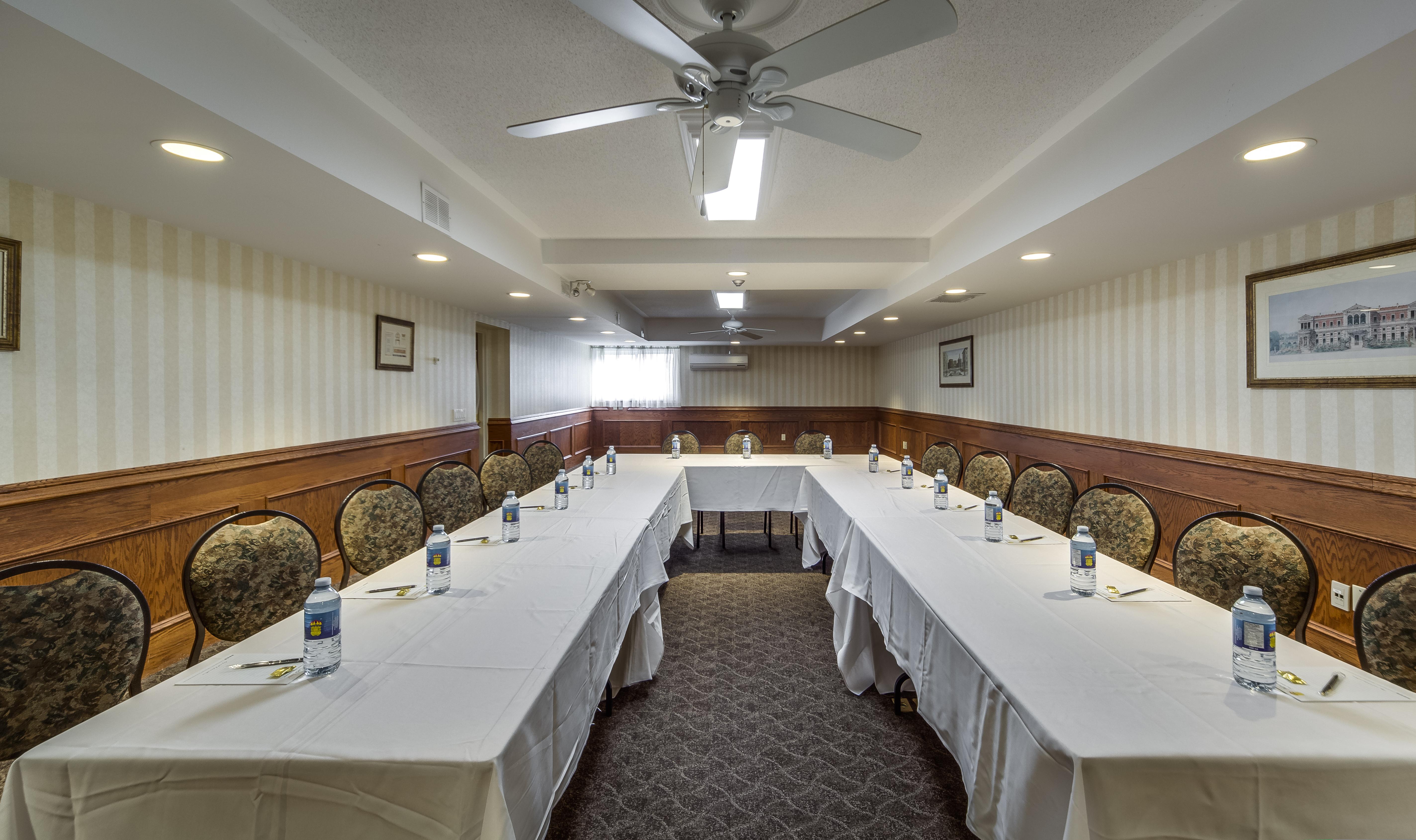 Monte Carlo Inn Oakville Suites Екстериор снимка