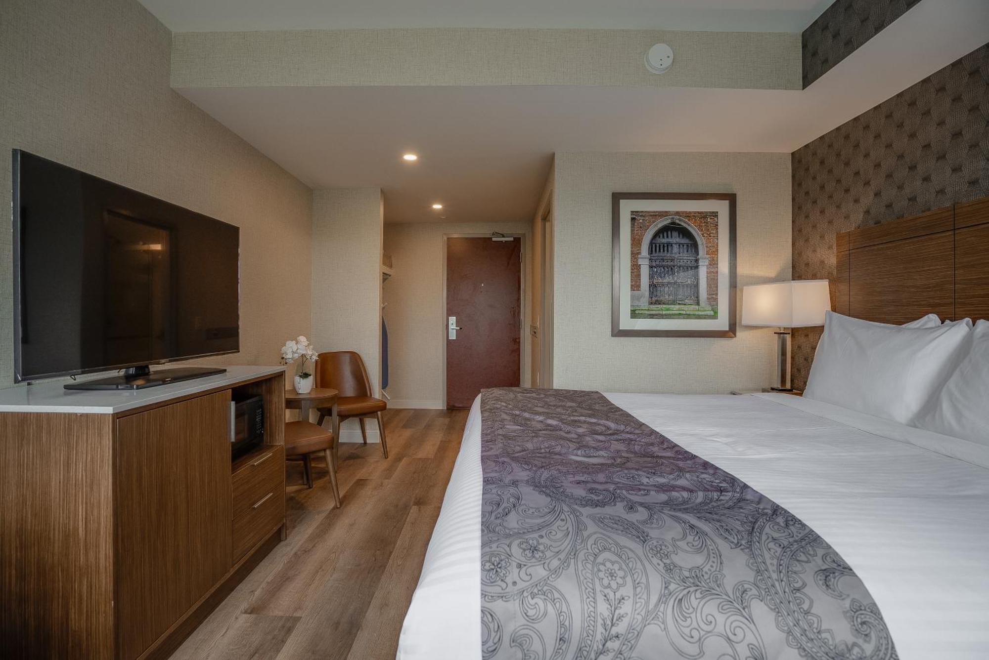 Monte Carlo Inn Oakville Suites Екстериор снимка