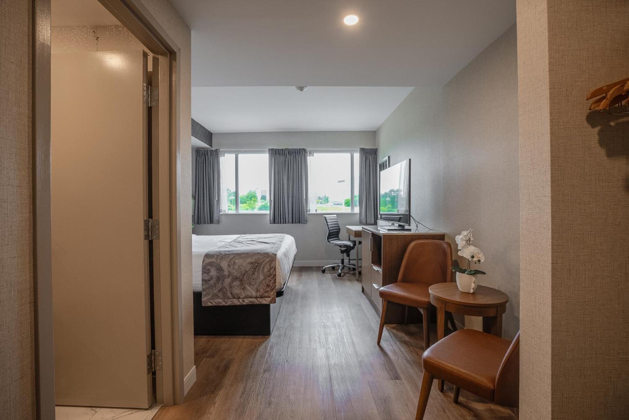 Monte Carlo Inn Oakville Suites Екстериор снимка