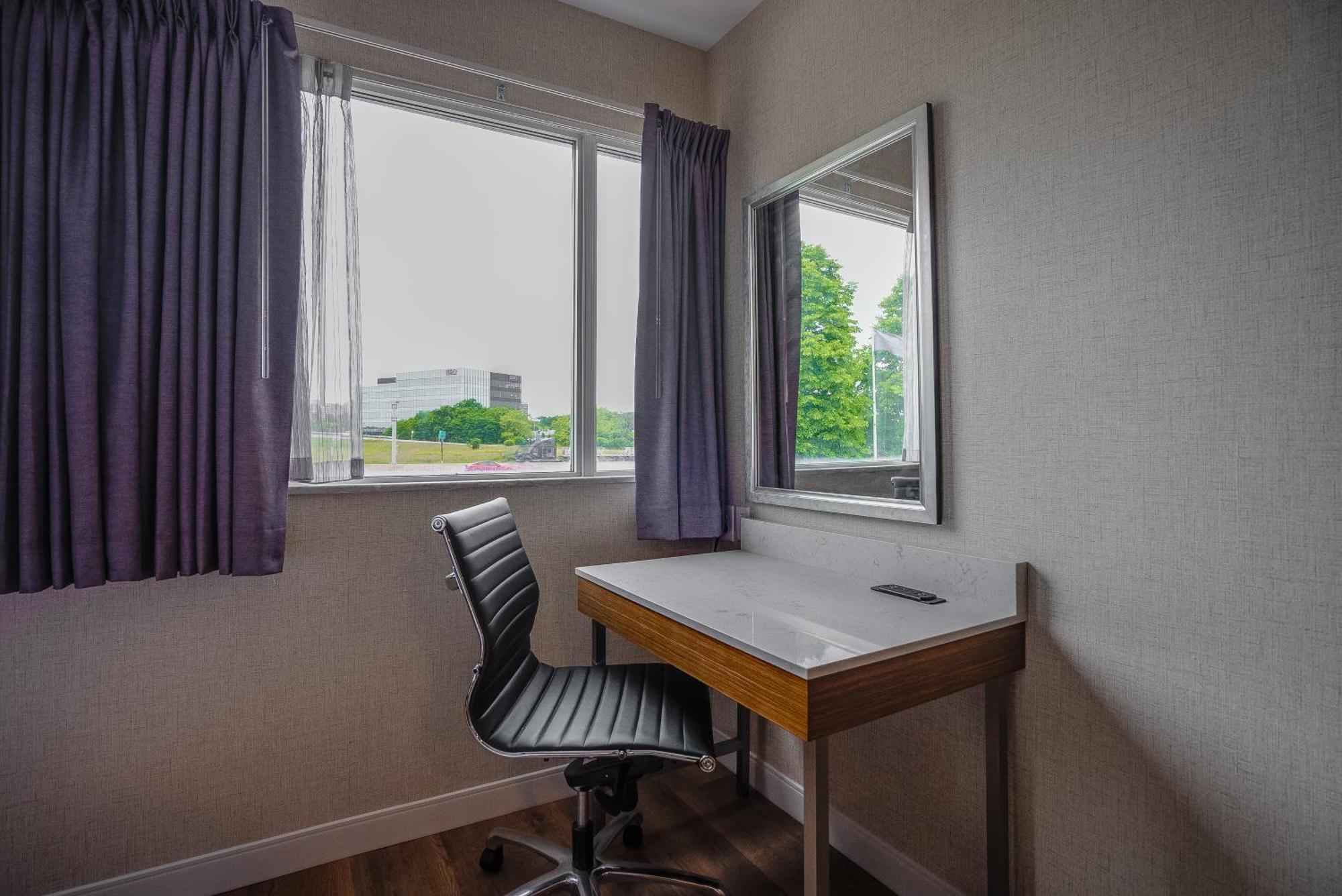 Monte Carlo Inn Oakville Suites Екстериор снимка