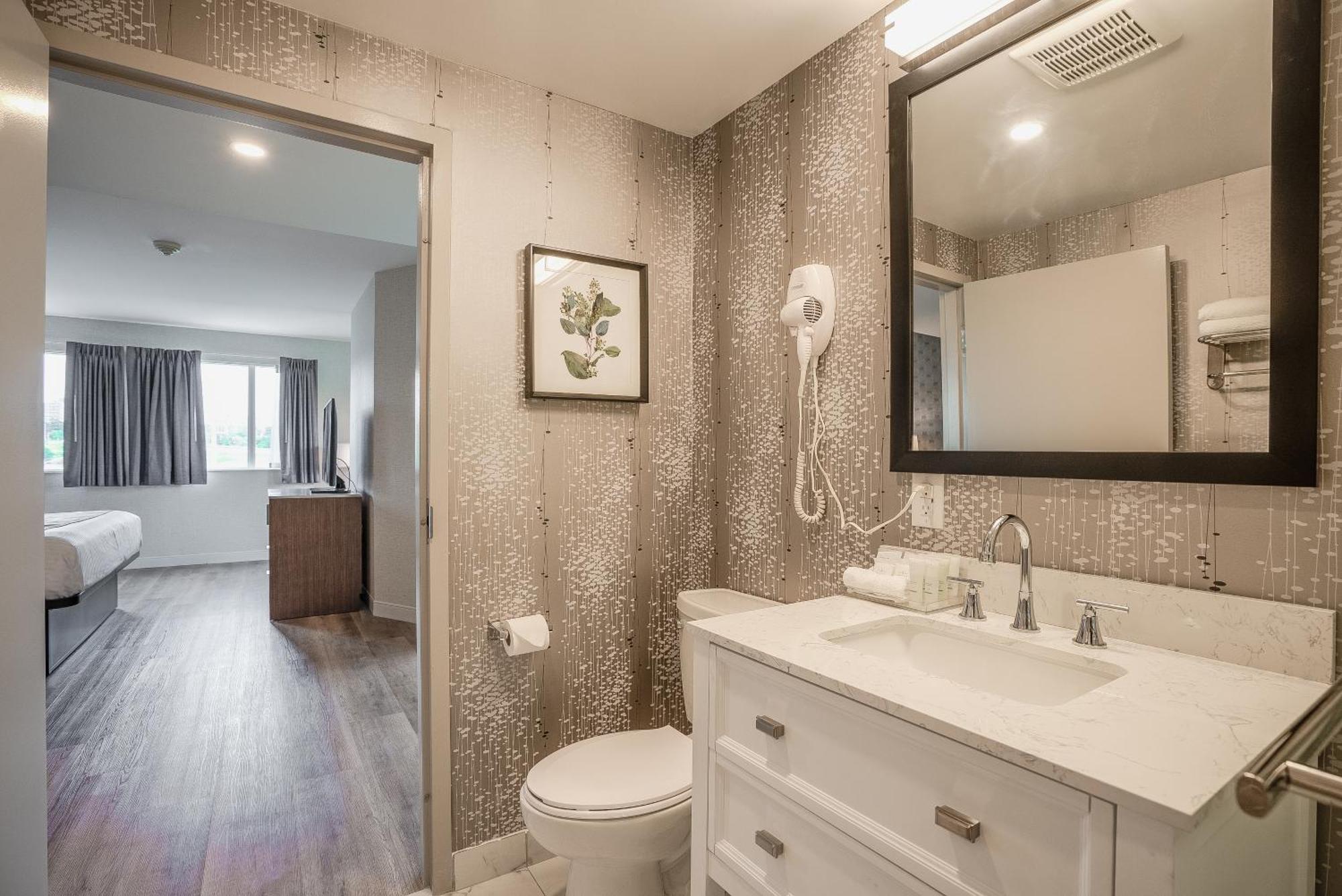 Monte Carlo Inn Oakville Suites Екстериор снимка