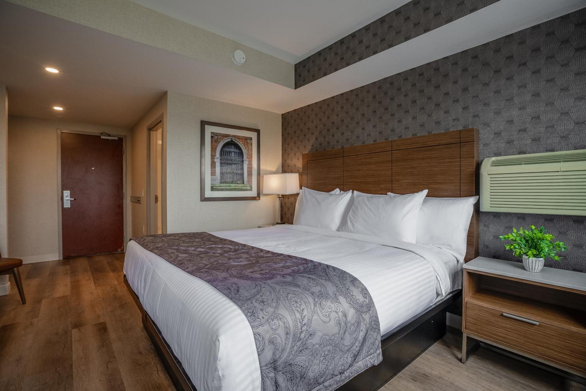 Monte Carlo Inn Oakville Suites Екстериор снимка