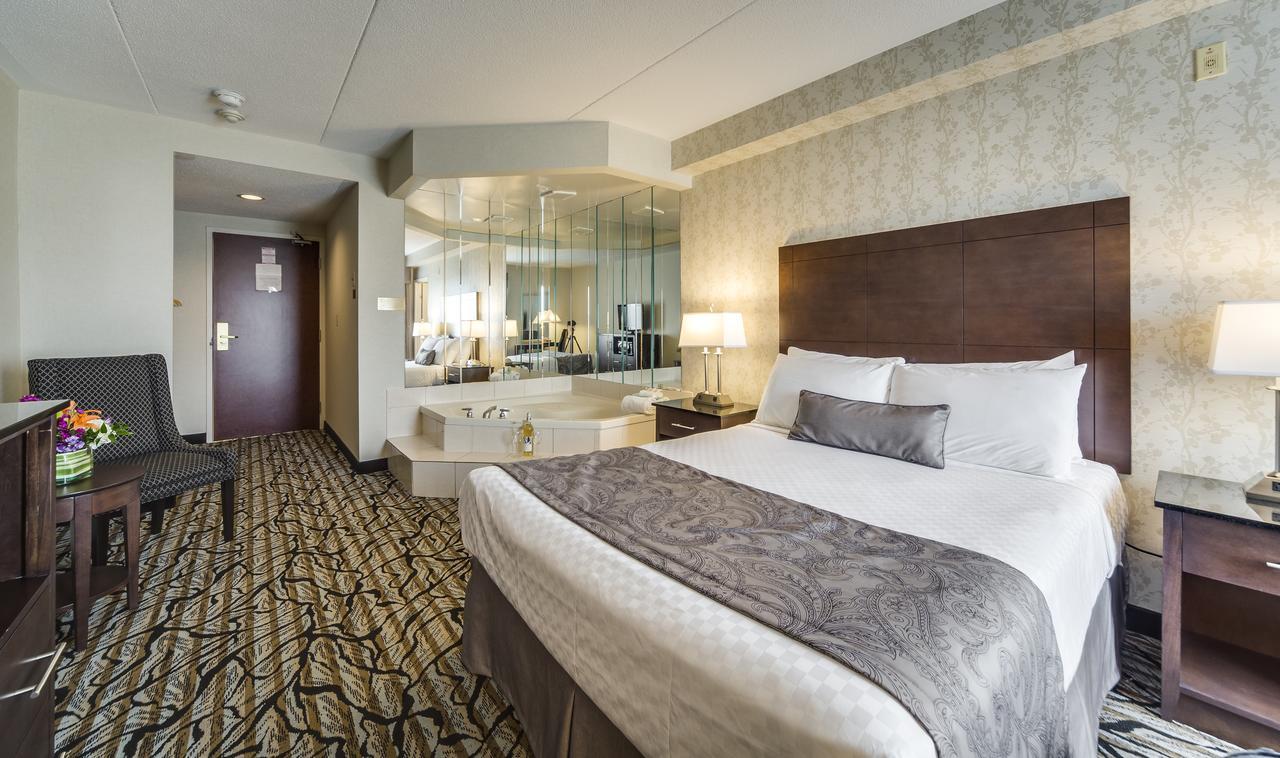 Monte Carlo Inn Oakville Suites Екстериор снимка