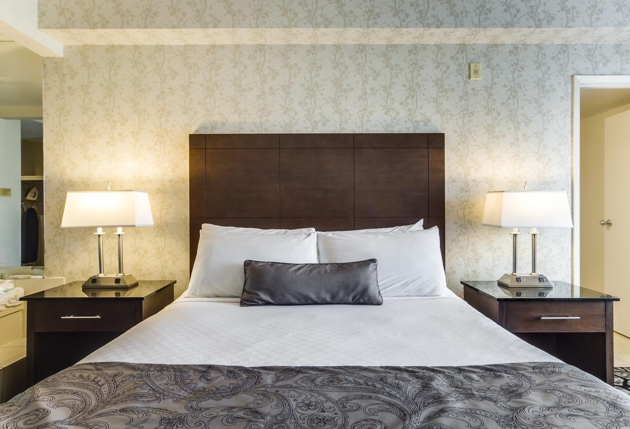 Monte Carlo Inn Oakville Suites Екстериор снимка