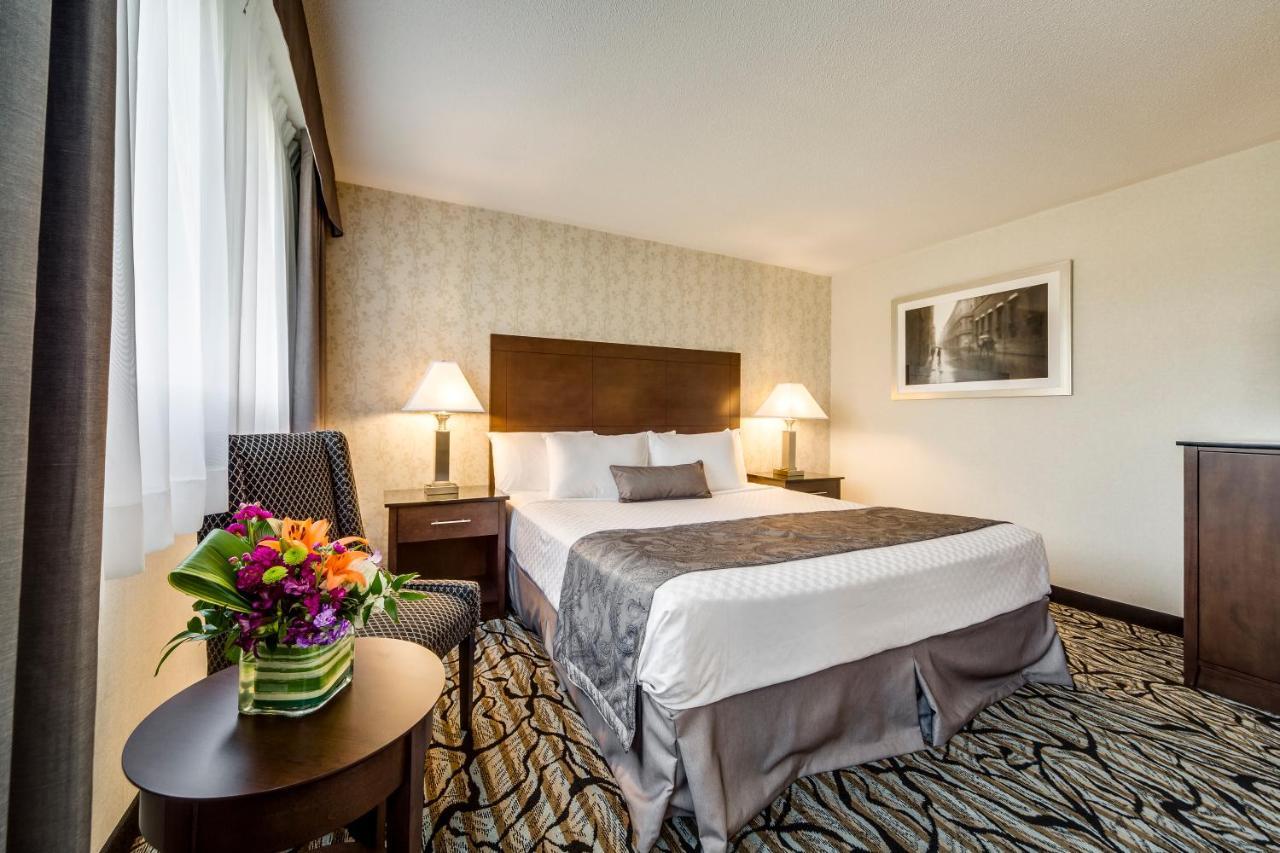 Monte Carlo Inn Oakville Suites Екстериор снимка