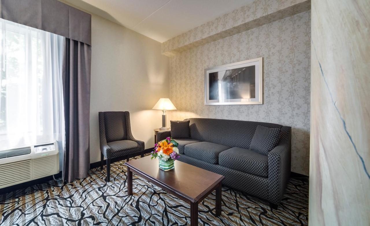 Monte Carlo Inn Oakville Suites Екстериор снимка