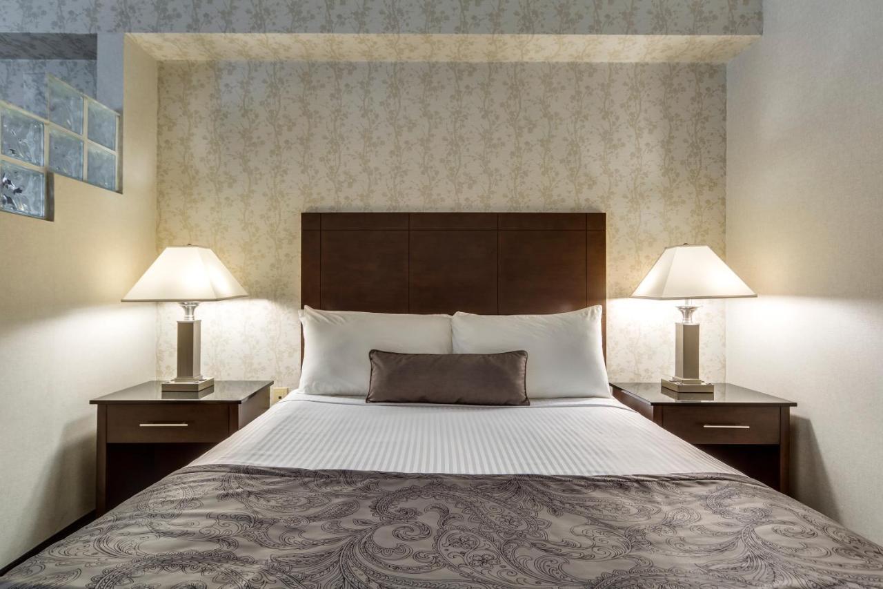 Monte Carlo Inn Oakville Suites Екстериор снимка