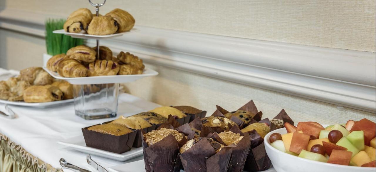 Monte Carlo Inn Oakville Suites Екстериор снимка