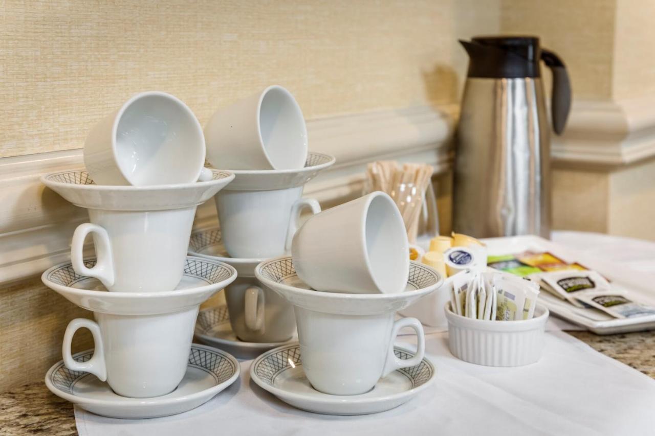 Monte Carlo Inn Oakville Suites Екстериор снимка