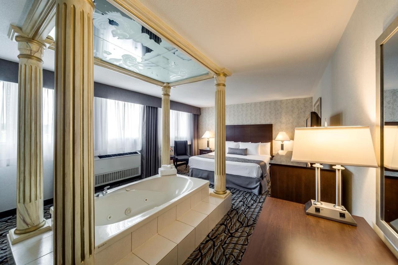 Monte Carlo Inn Oakville Suites Екстериор снимка